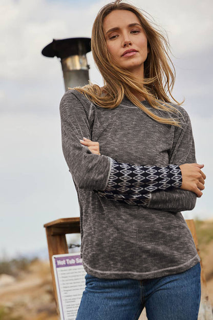 Graues, geripptes Langarm-Top mit Azteken-Patchwork