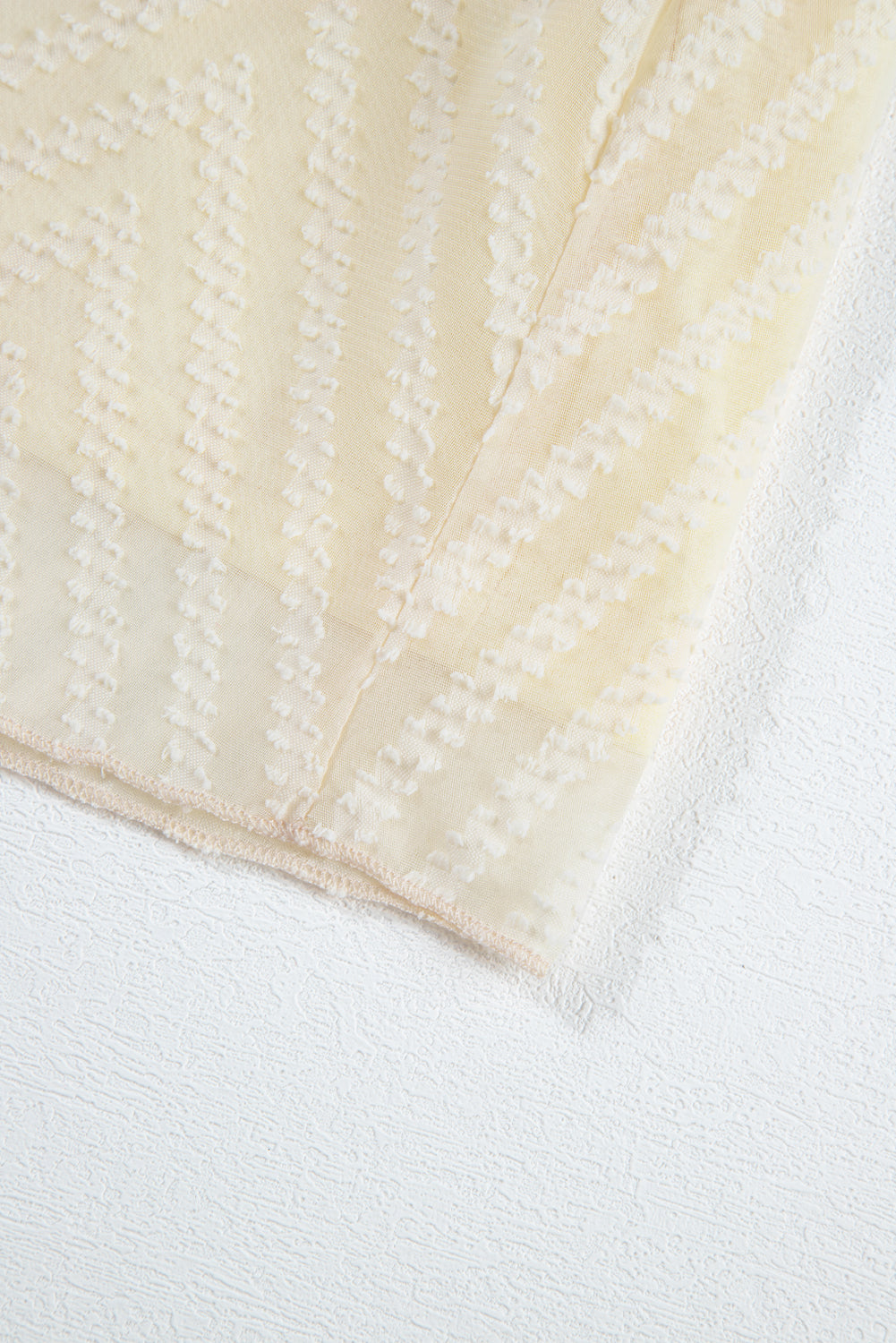 Aprikosenfarbenes Minikleid mit V-Ausschnitt, transparenten Puffärmeln und Knoten