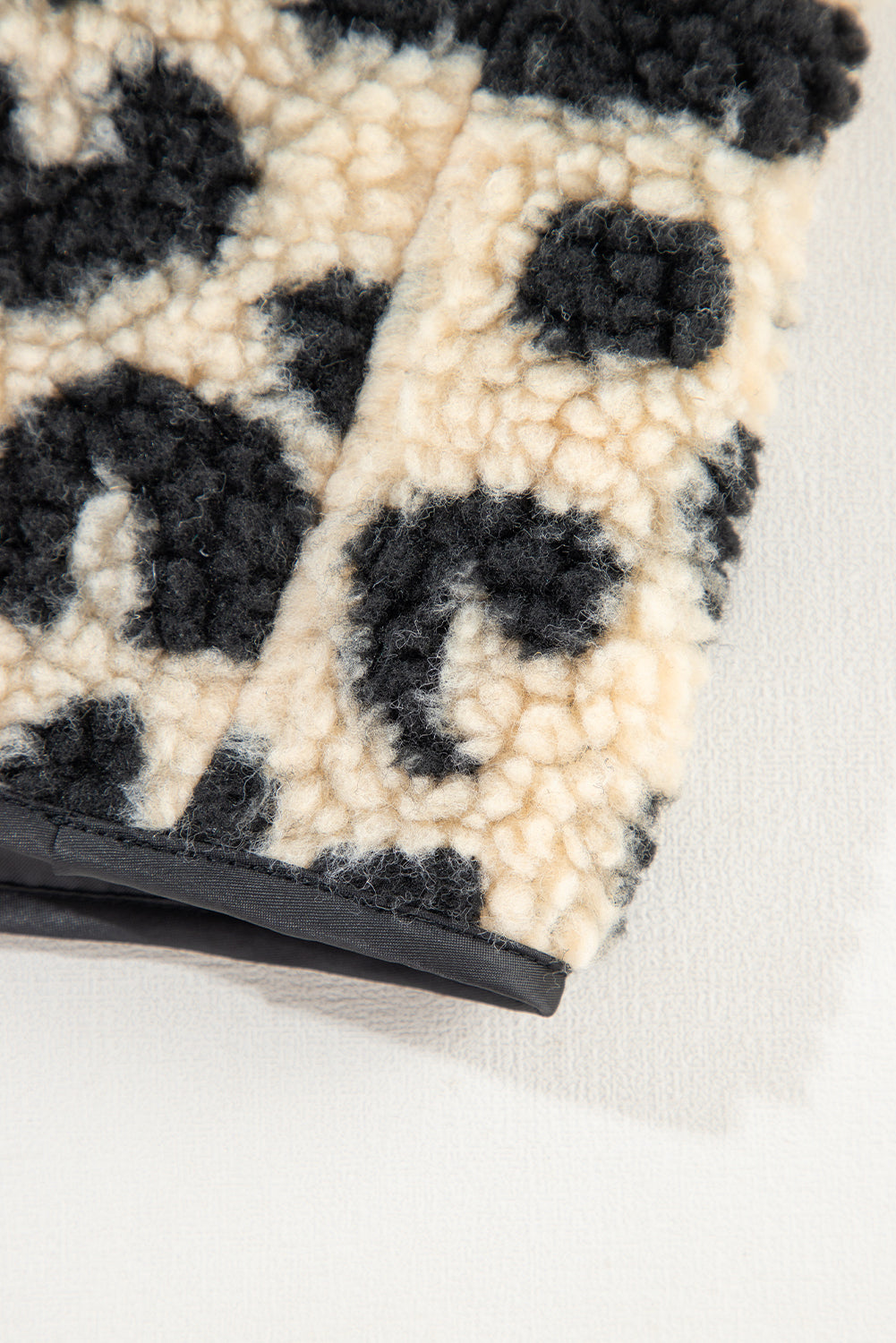 Schwarzer Sherpa-Westenmantel mit Leopardenmuster