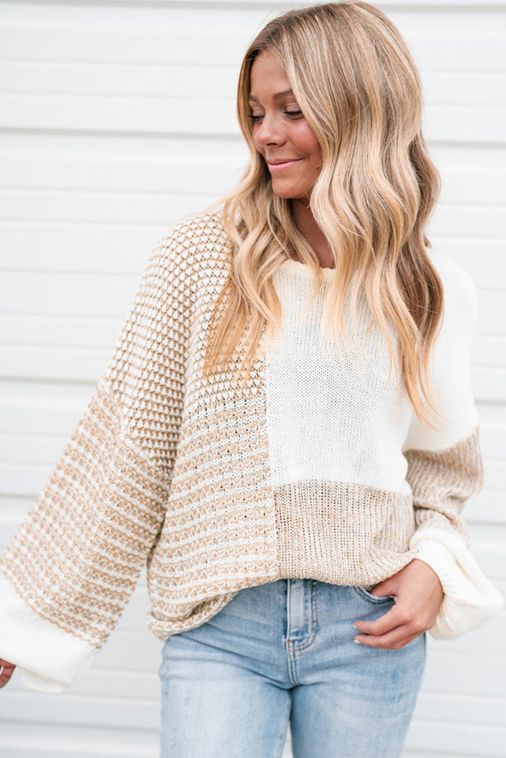 Haferflockenfarbener Strickpullover mit gemischtem Muster und Schlüssellochausschnitt und überschnittener Schulter