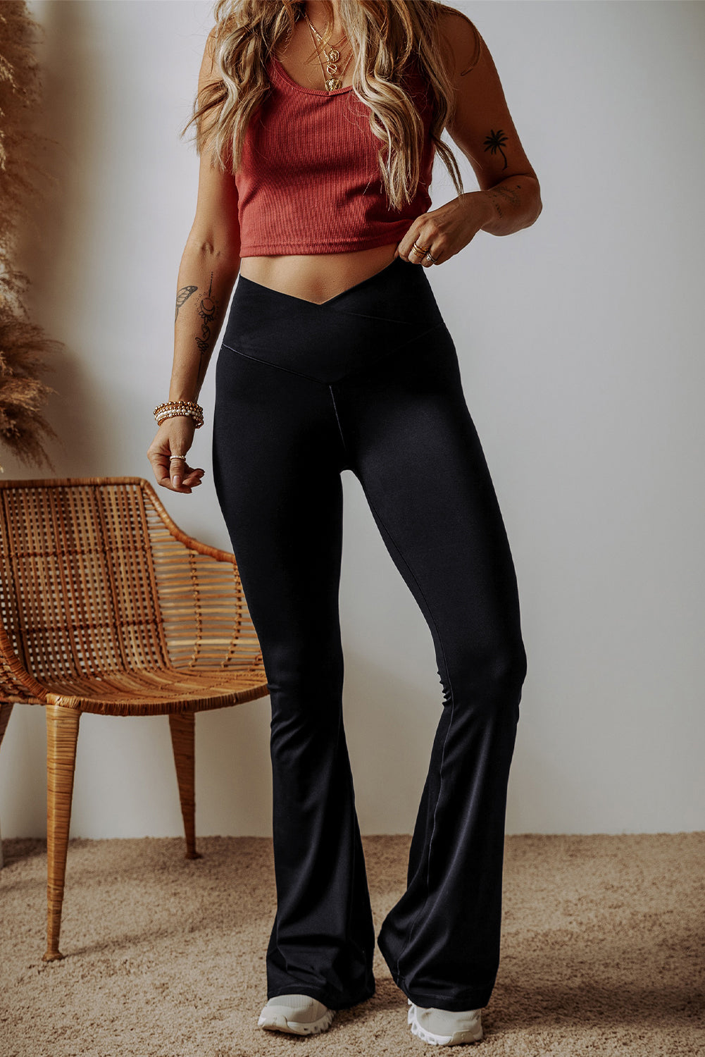 Schwarze, ausgestellte Leggings in V-Form mit hoher Taille
