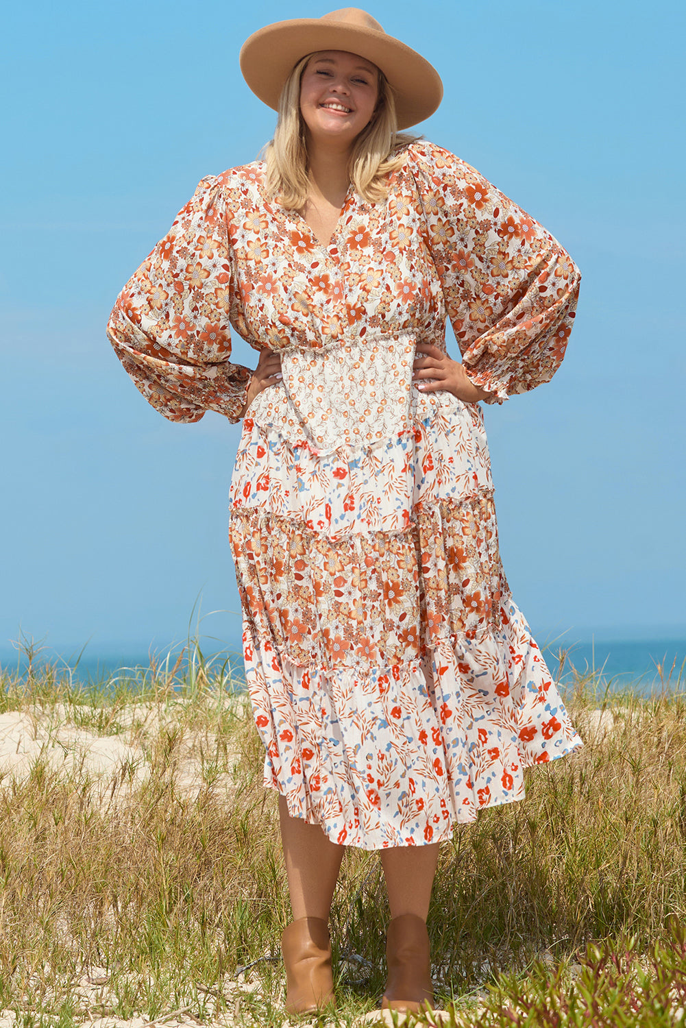 Khakifarbenes Maxikleid mit Blumenmuster und Rüschen in Übergröße