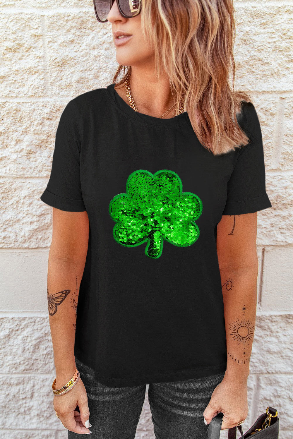 Schwarzes T-Shirt mit Kleeblatt-Stickerei und Rundhalsausschnitt