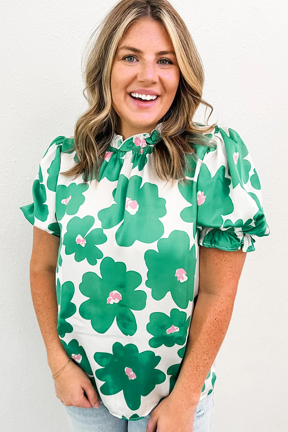 Grüne Bluse mit Blumenmuster, Puffärmeln und Rüschenausschnitt