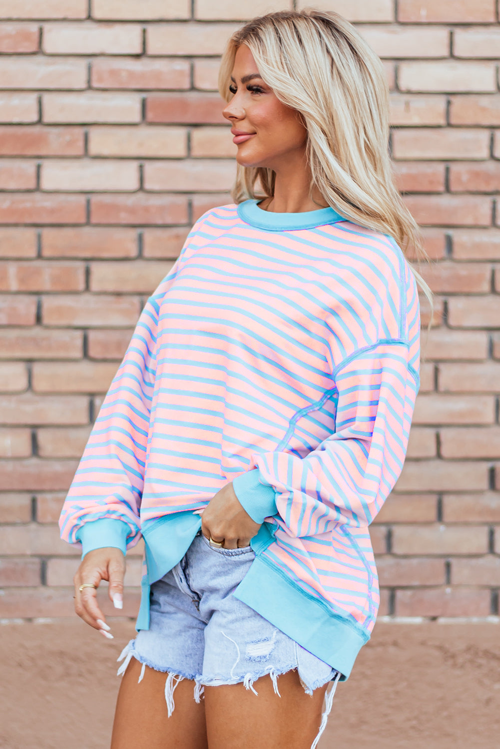 Rosa gestreiftes High-Low-Pullover-Tunika-Sweatshirt mit Kontrastbesatz