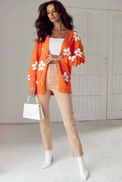 Orangefarbener, lockerer Strickcardigan mit Blumenmuster und offener Vorderseite