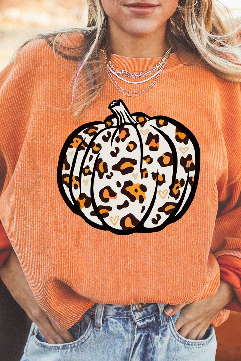 Orangefarbenes Sweatshirt mit Leoparden- und Kürbis-Grafik