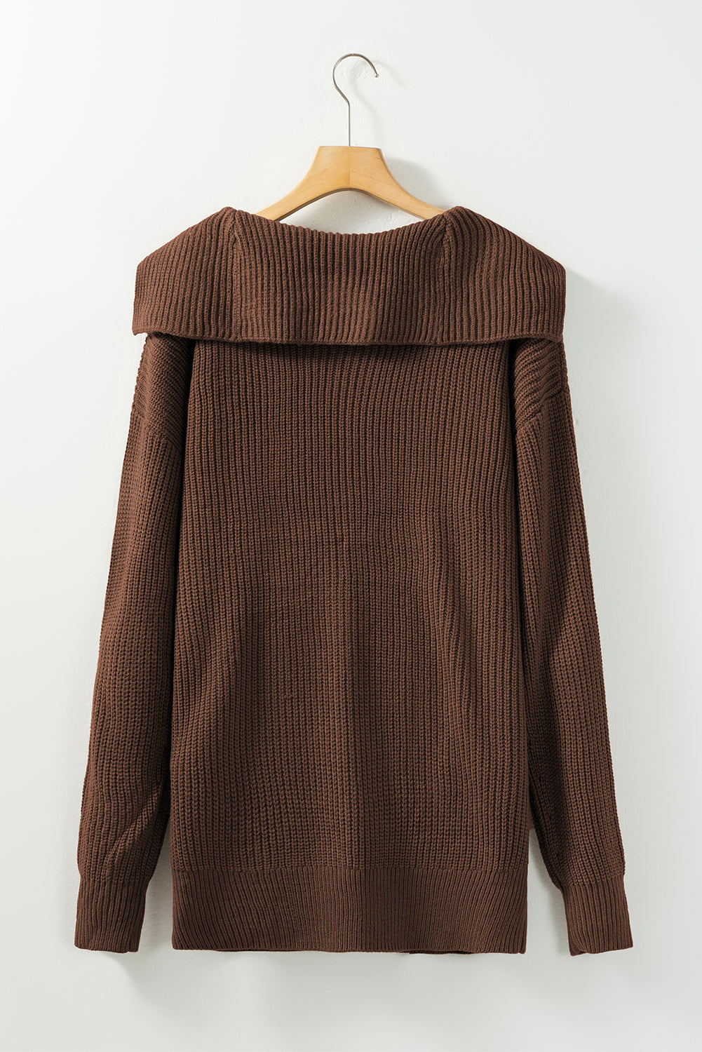 Braune Strickjacke mit grobem Strick und Reverskragen zum Knöpfen