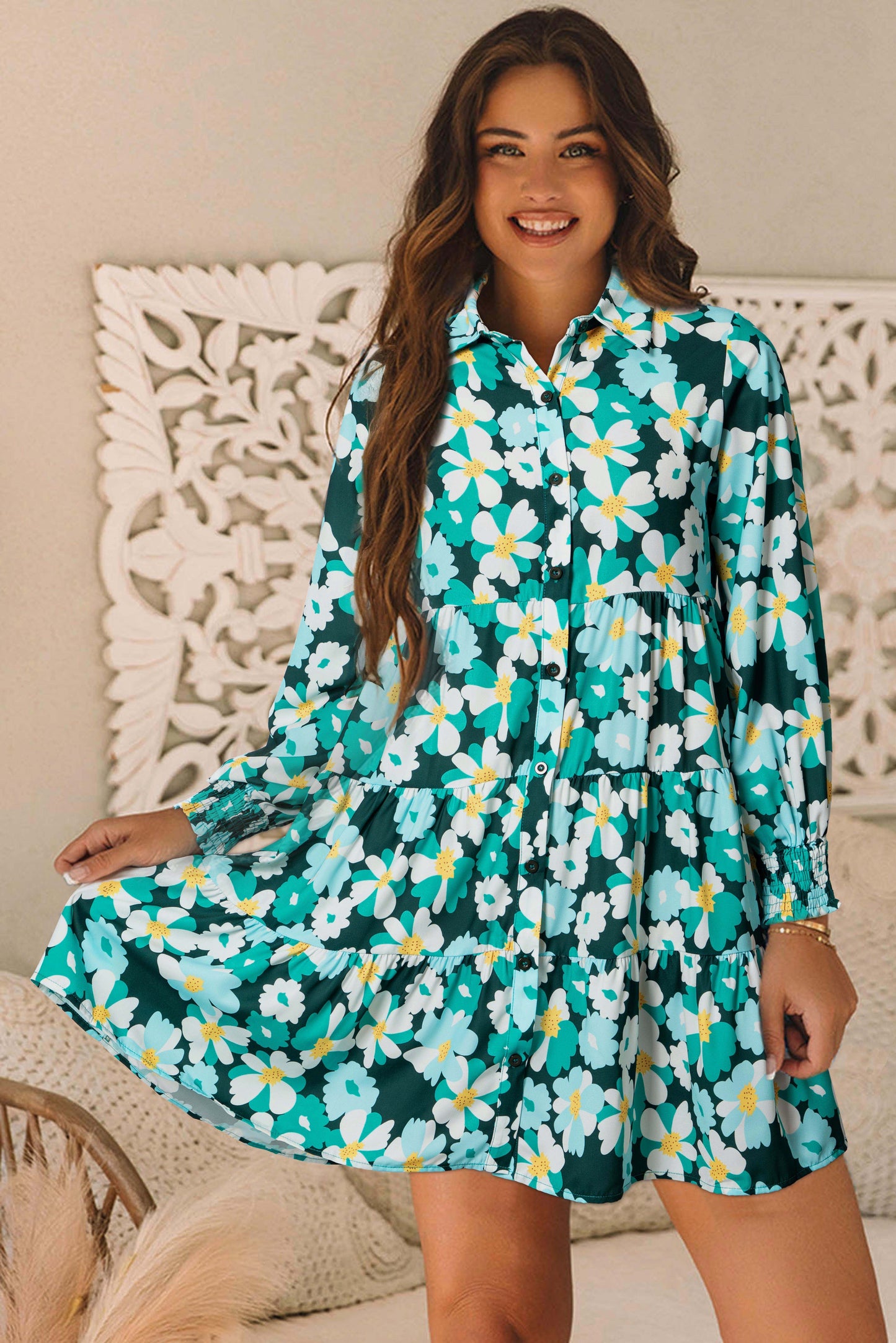 Grünes, gestuftes Hemdkleid mit langen Puffärmeln und Blumenmuster