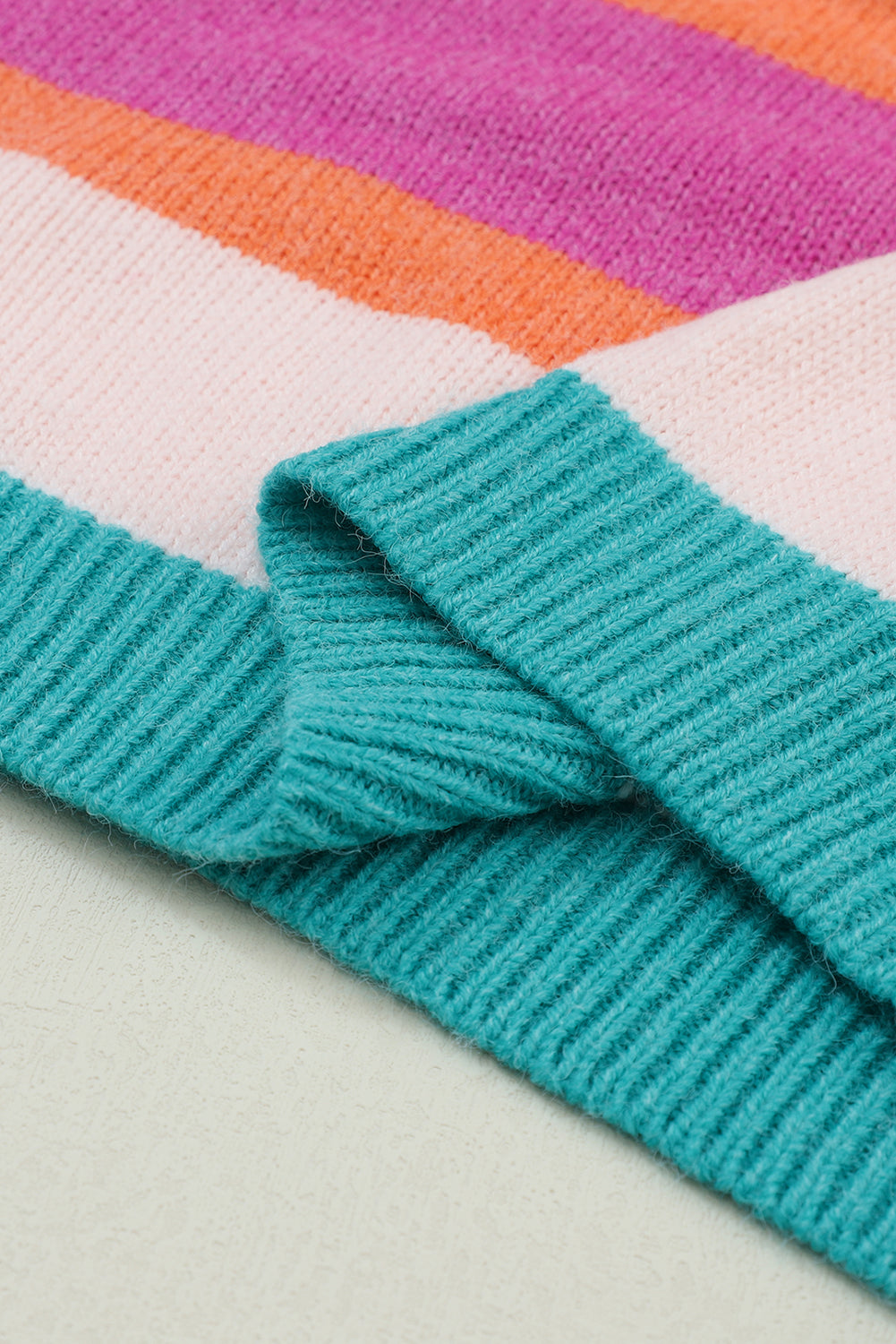 Mehrfarbig gestreifter Strickpullover mit tief angesetzten Schultern und Puffärmeln