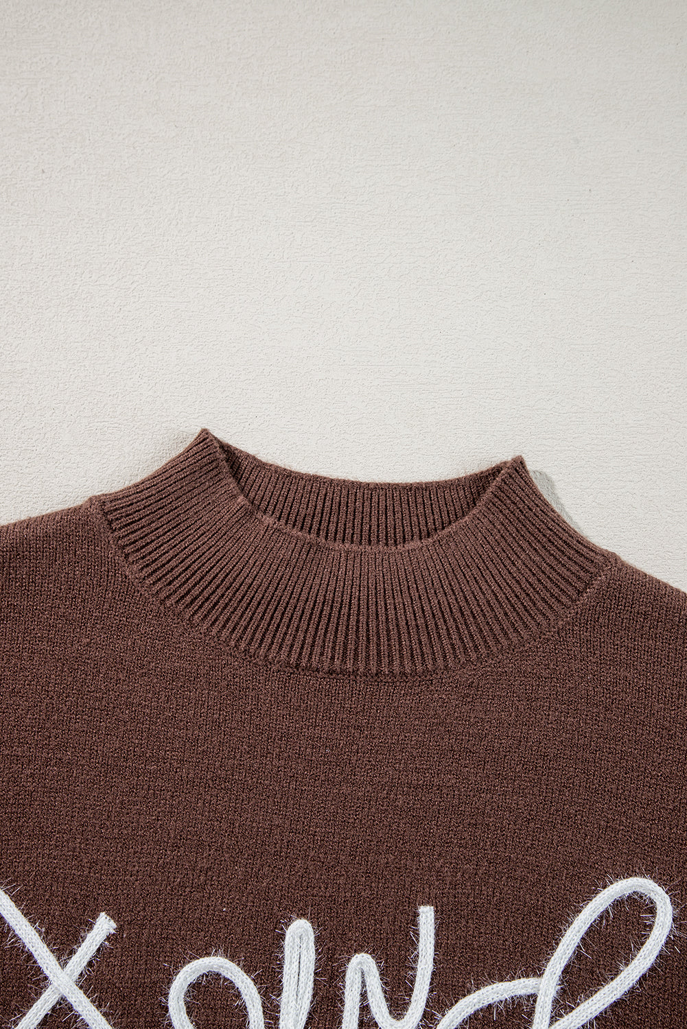 Kaffeefarbener Westernpullover mit Howdy Boot-Grafik und hohem Kragen