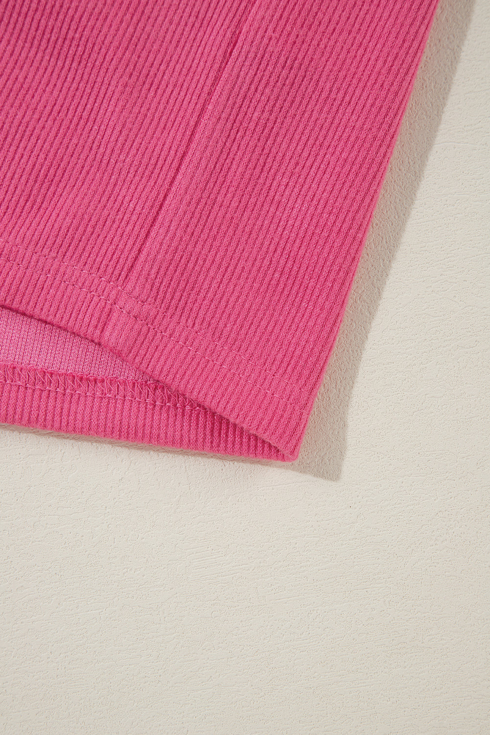 Sachet – Rosafarbenes Oberteil mit Blumen-Patchwork, Rüschenärmeln, Rippstrick und überschnittener Schulter