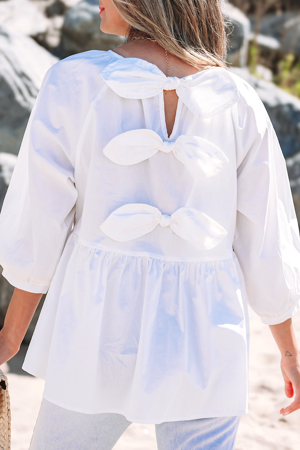 Weiße Bluse mit 3/4-Ärmeln und Schleife und Cut-Out auf der Rückseite