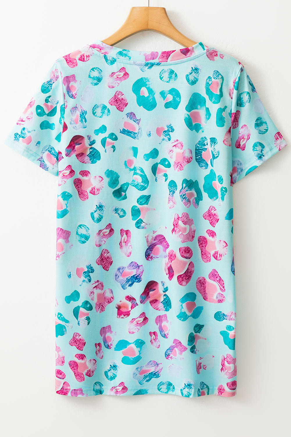 T-Shirt mit V-Ausschnitt und kurzen Ärmeln und Leopardenmuster