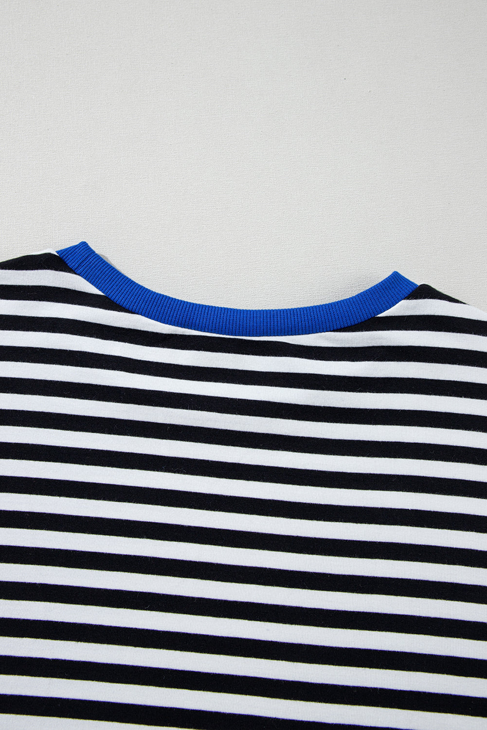 Oversize-Pullover mit Kontrastbesatz und schwarzen Streifen