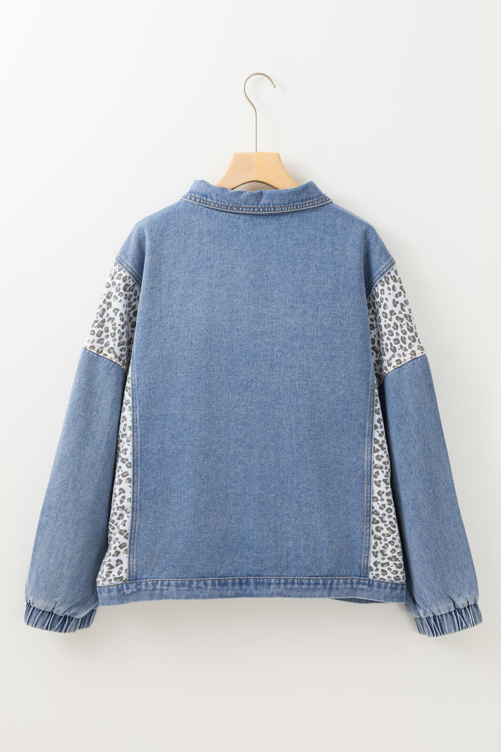 Beau Blue – Jeansjacke mit Leopardenmuster und Patchwork-Klappendetail in Übergröße