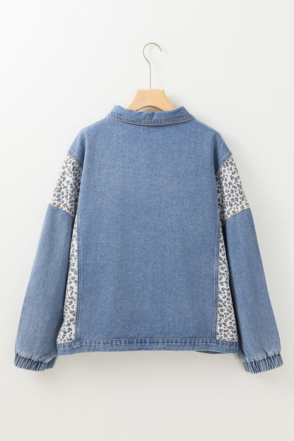 Beau Blue – Jeansjacke mit Leopardenmuster und Patchwork-Klappendetail in Übergröße