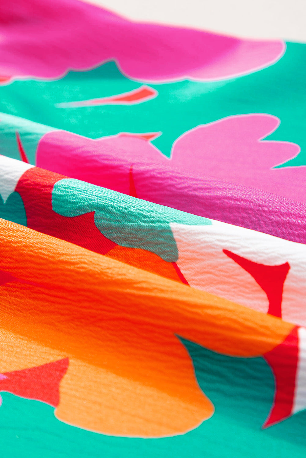 Grüne Bluse mit Blumenmuster, Krawatte, Schlitz am Hals und Rüschenbesatz
