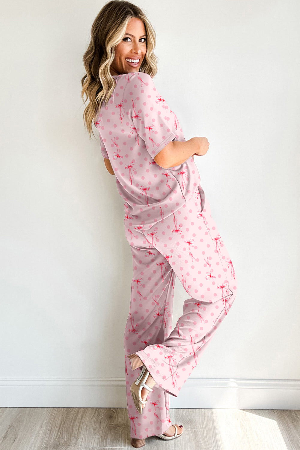 Rosa Lounge-Set mit kurzärmligem Oberteil und Schleife und Punktemuster
