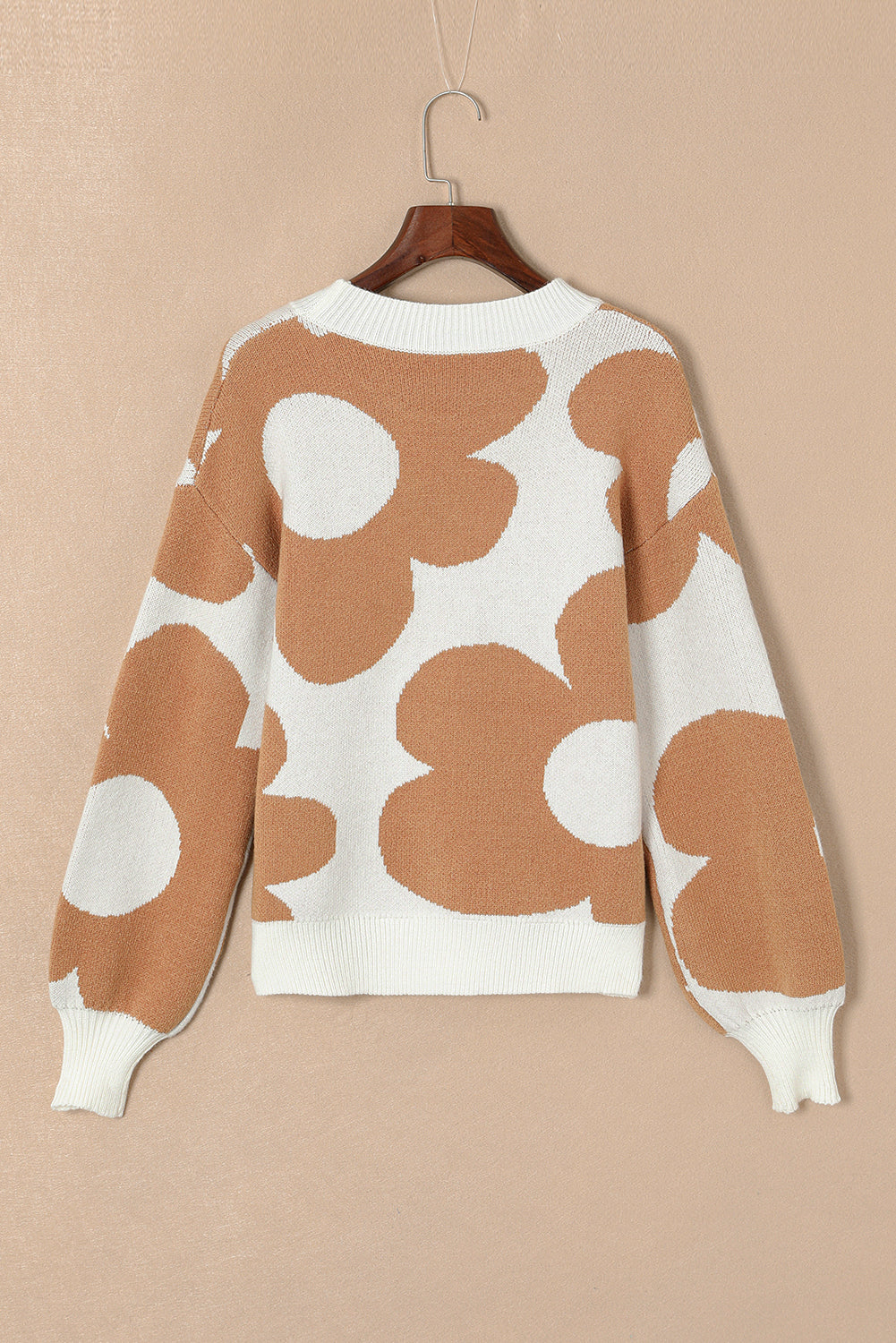 Khakifarbener Pullover mit überschnittener Schulter und großem Blumenmuster