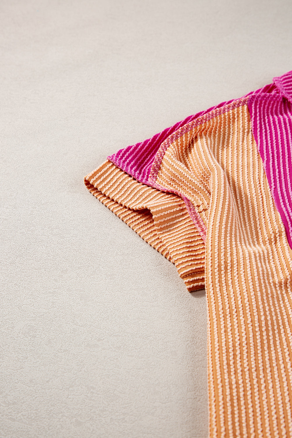 Rosarotes strukturiertes Colorblock-T-Shirt mit Rundhalsausschnitt