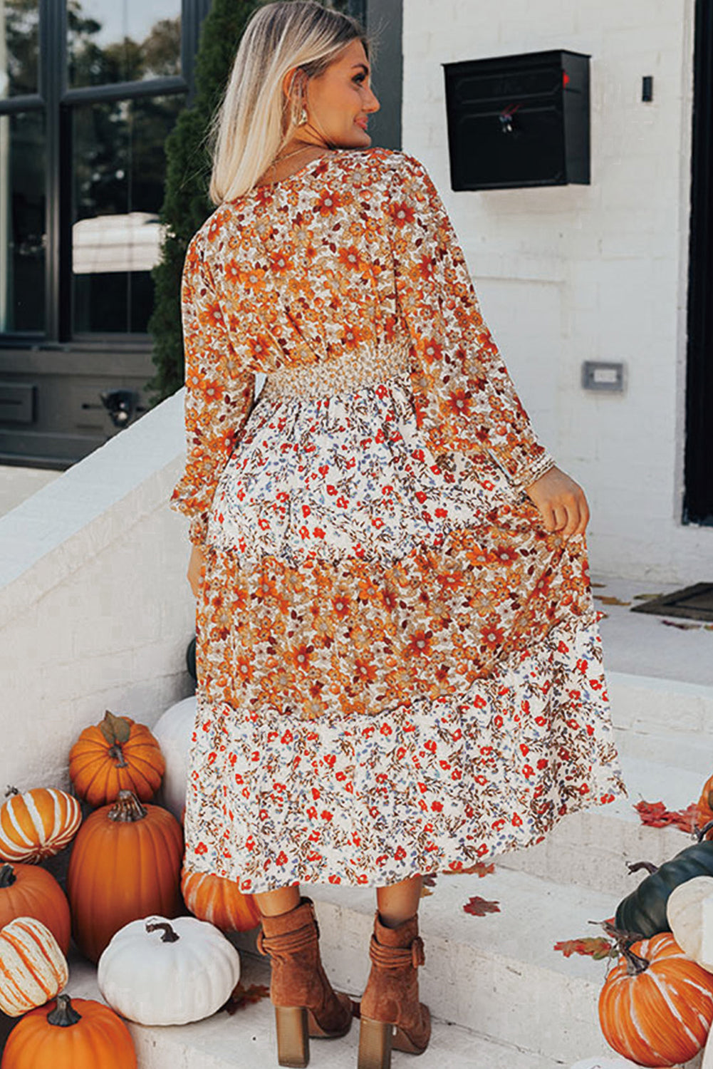 Khakifarbenes, gerüschtes, gestuftes, langärmliges Midikleid mit V-Ausschnitt und Blumenmuster