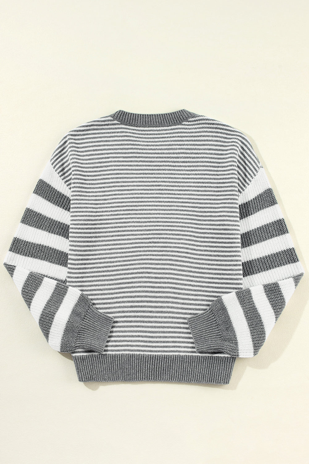 Grau gestreifter Pullover mit geometrisch strukturierter, überschnittener Schulter