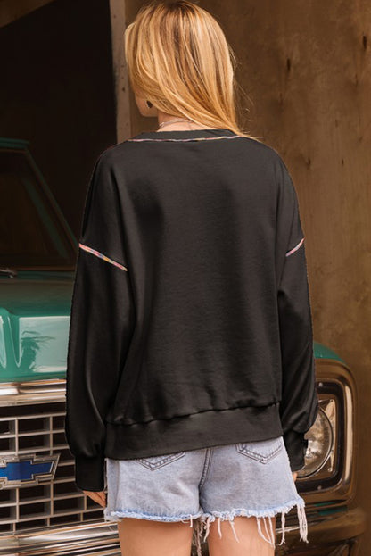 Schwarzes Pullover-Sweatshirt mit überschnittener Schulter und kontrastierendem Regenbogenbesatz