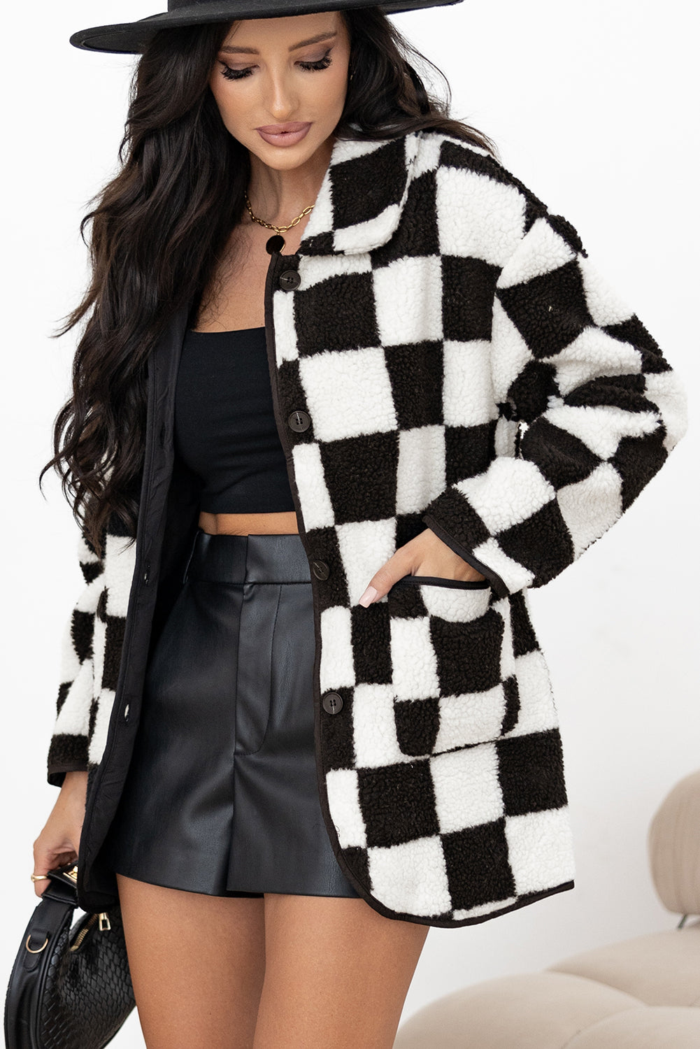 Schwarze, karierte Fleecejacke mit Seitentaschen, Kragen und Knöpfen