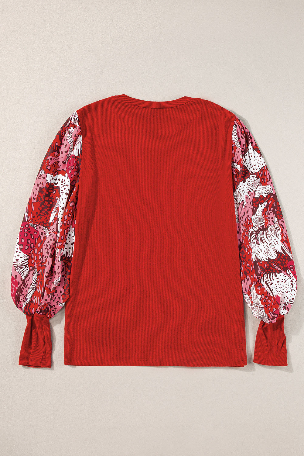Feuerrotes Patchwork-Oberteil mit kontrastierendem Animalprint und Laternenärmeln
