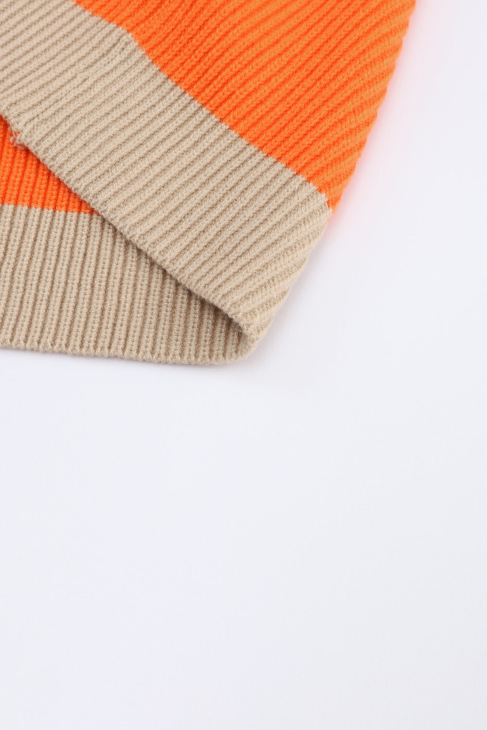 Orangefarbener Cardigan mit geripptem Colorblock-Muster