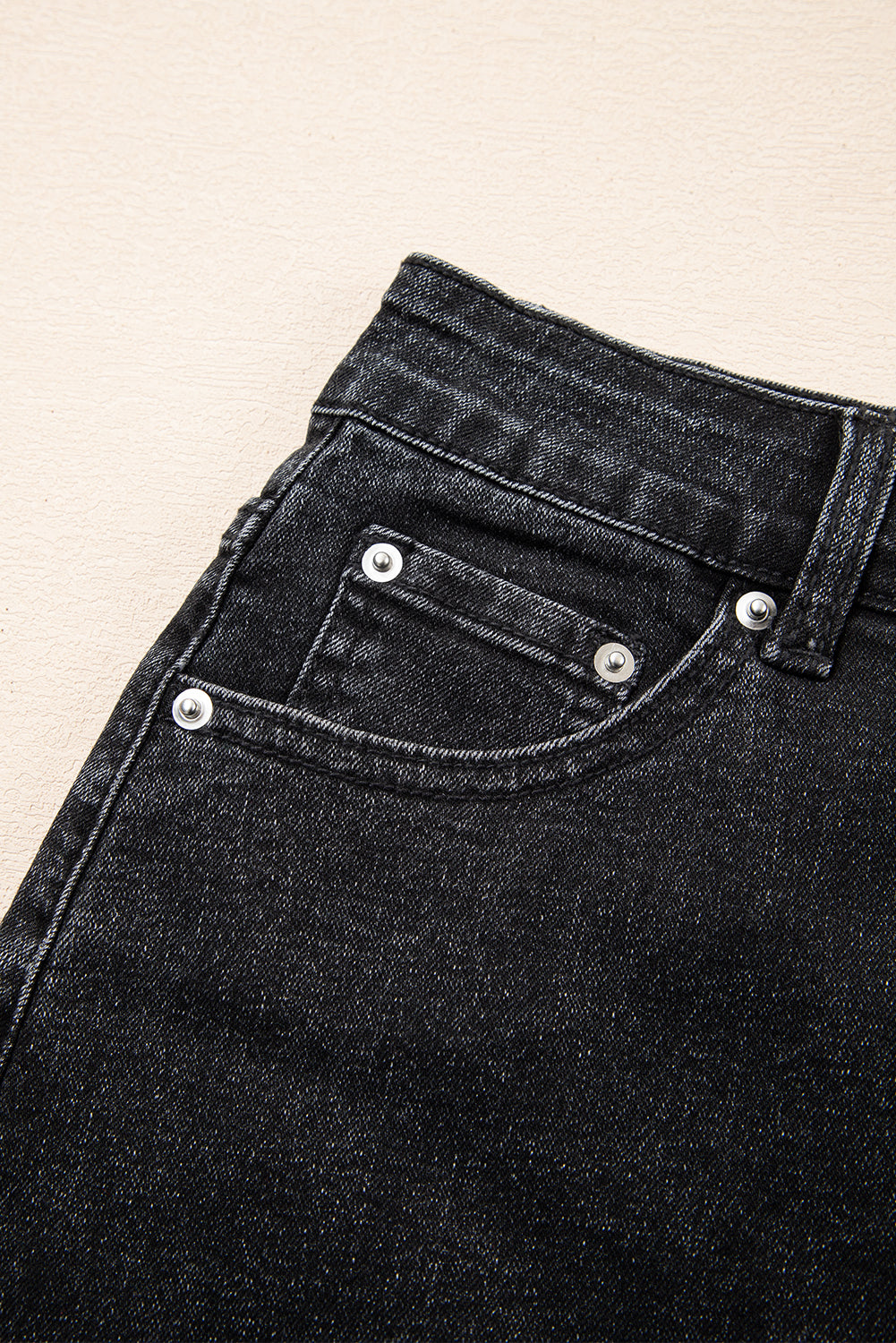 Carbongrauer, zerrissener Minirock aus Mineralwasch-Denim mit offenem Saum