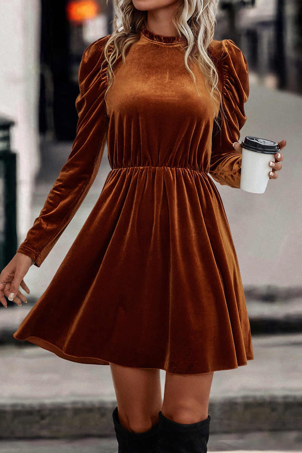Kastanienbraunes Swing-Kleid aus Samt mit Rüschenkragen und Gigot-Ärmeln