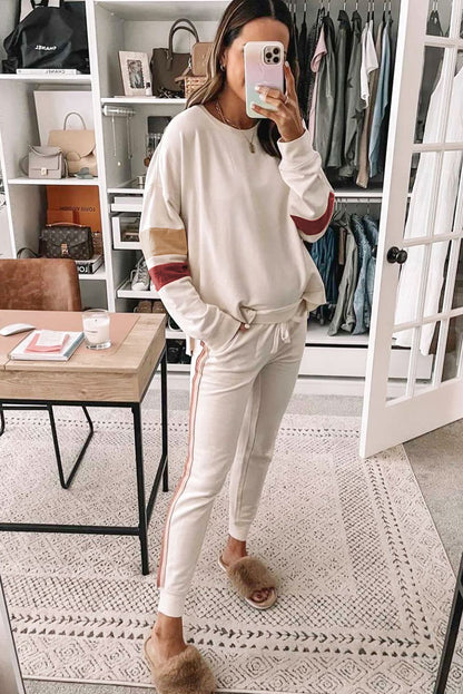 Weißes Lounge-Set mit Farbblockärmeln, kontrastierender Seitennaht