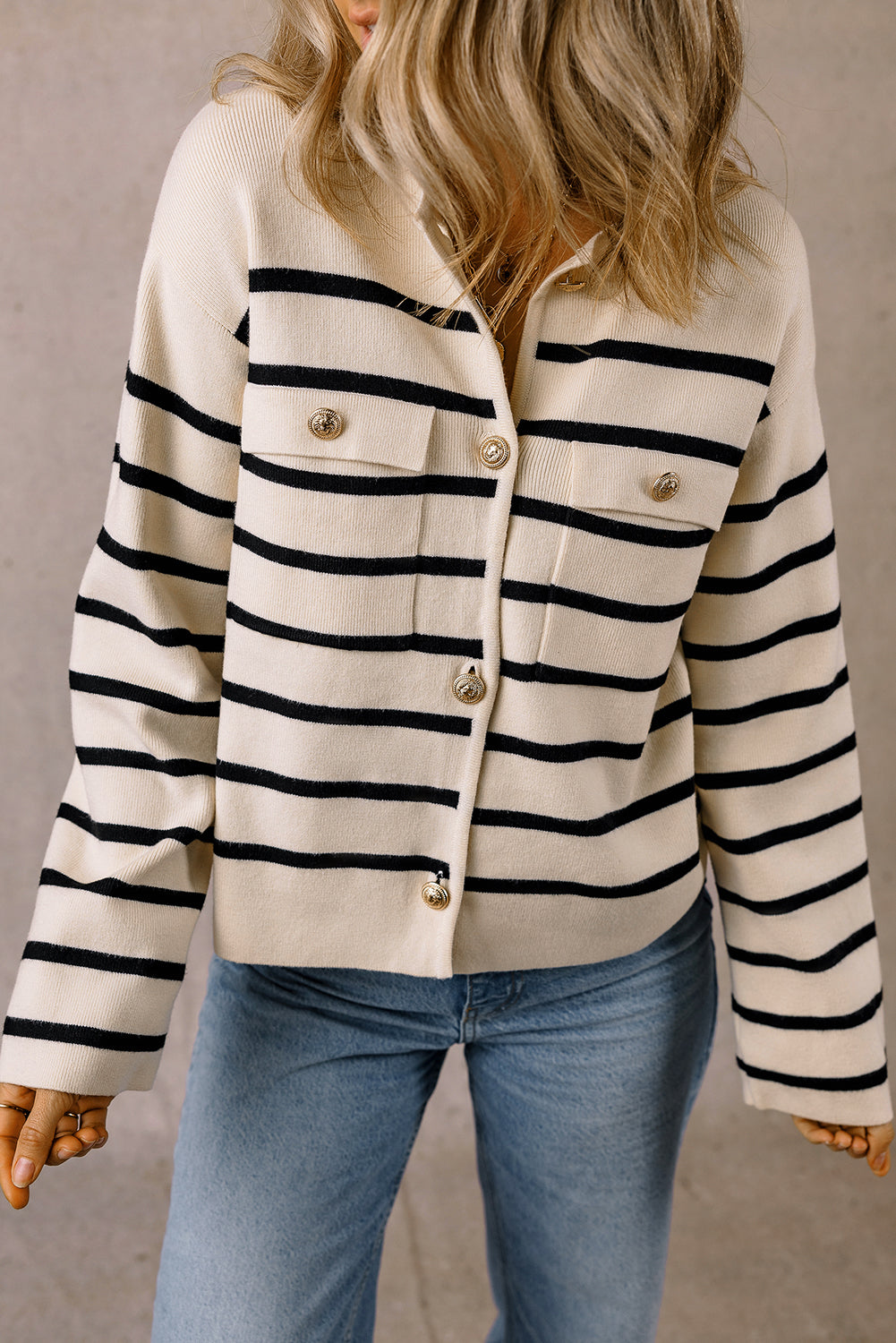 Schwarzer Cardigan mit Streifen, Pattentasche und Knöpfen