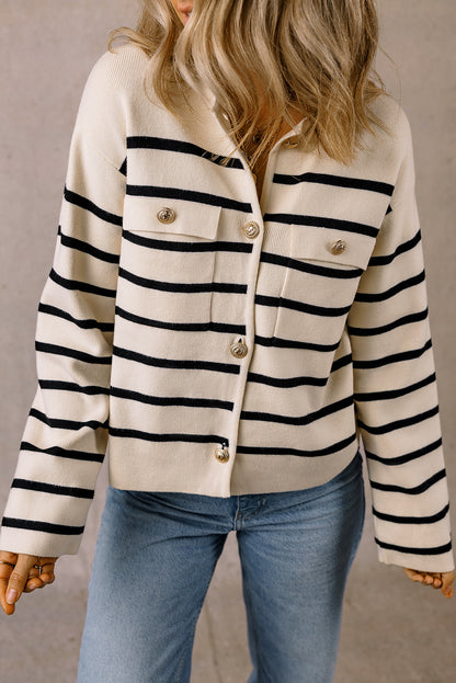 Schwarzer Cardigan mit Streifen, Pattentasche und Knöpfen
