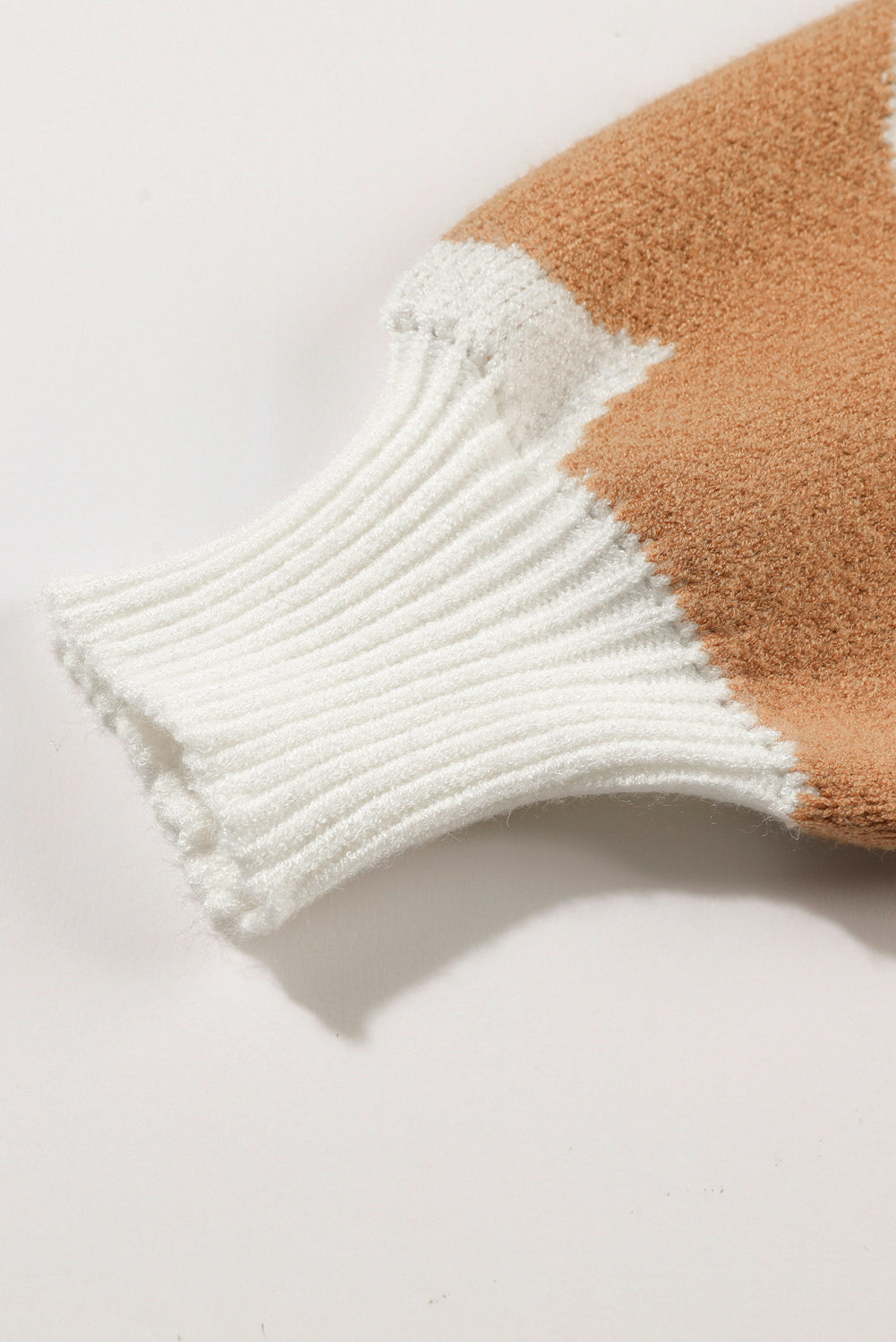 Khakifarbener Pullover mit überschnittener Schulter und großem Blumenmuster