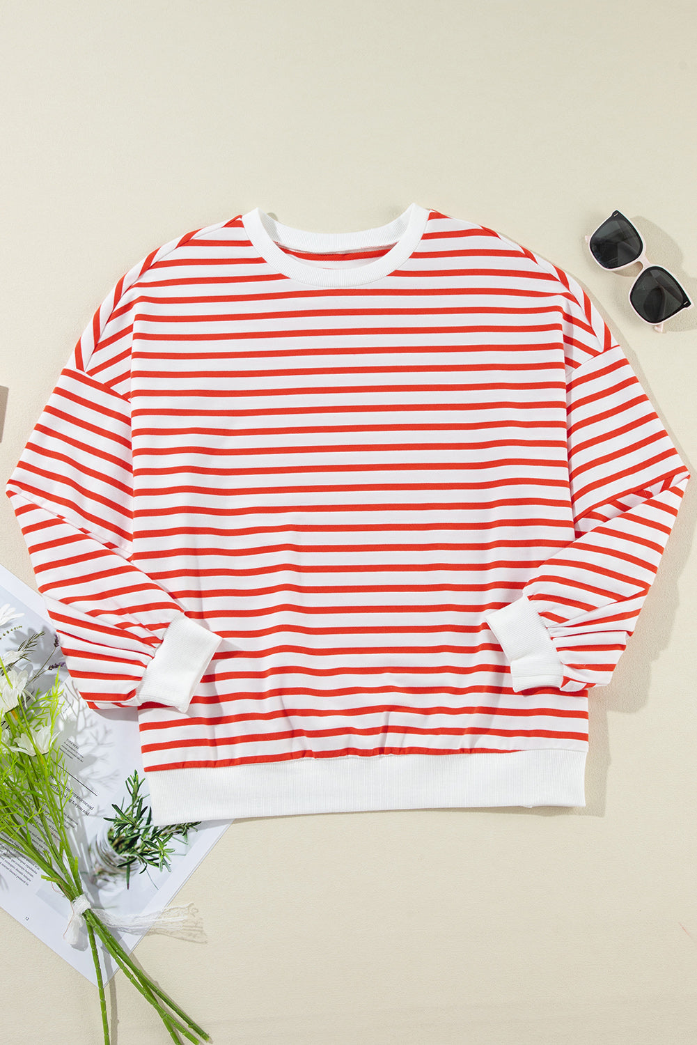 Orange gestreiftes, lockeres Sweatshirt mit überschnittener Schulter und Rundhalsausschnitt