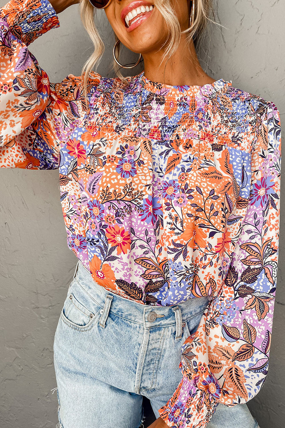 Mehrfarbige Bluse mit Blumenmuster, Bischofsärmeln und Rüschen am Rundhalsausschnitt