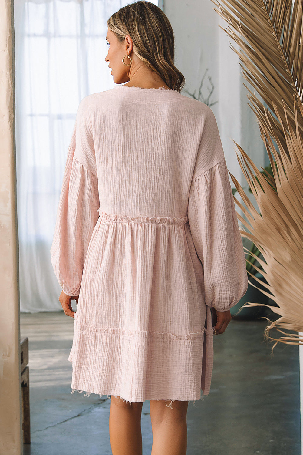 Haferflockenfarbenes, zerknittertes Kleid mit Puffärmeln und ausgestelltem Rock