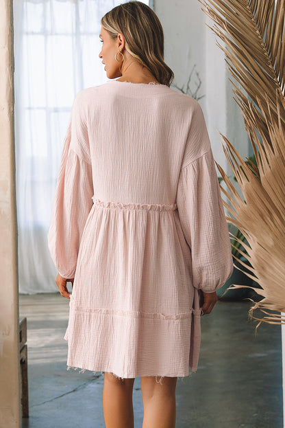 Haferflockenfarbenes, zerknittertes Kleid mit Puffärmeln und ausgestelltem Rock