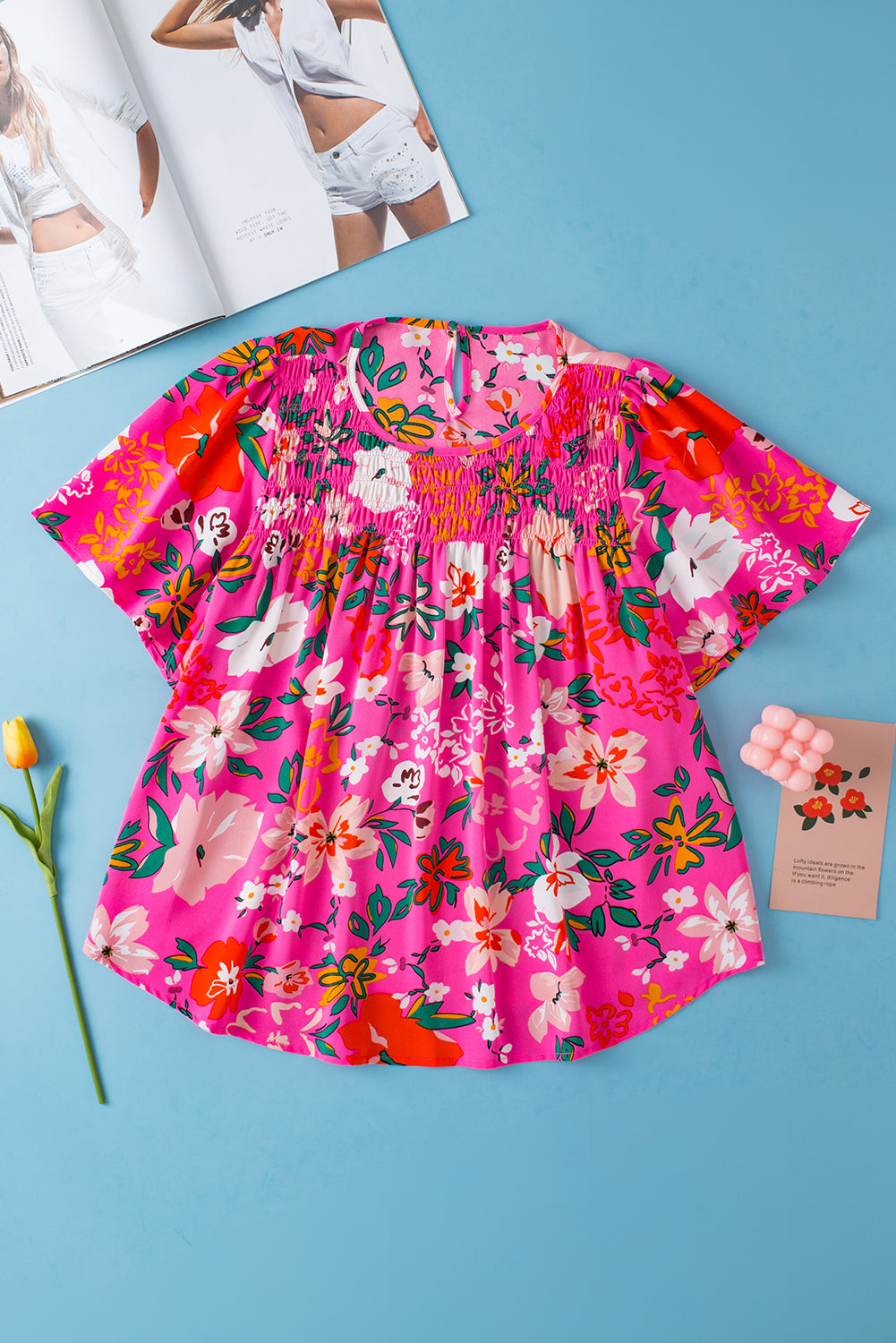 Rosa, gesmoktes, kurzärmliges Blusenkleid mit Blumenmuster