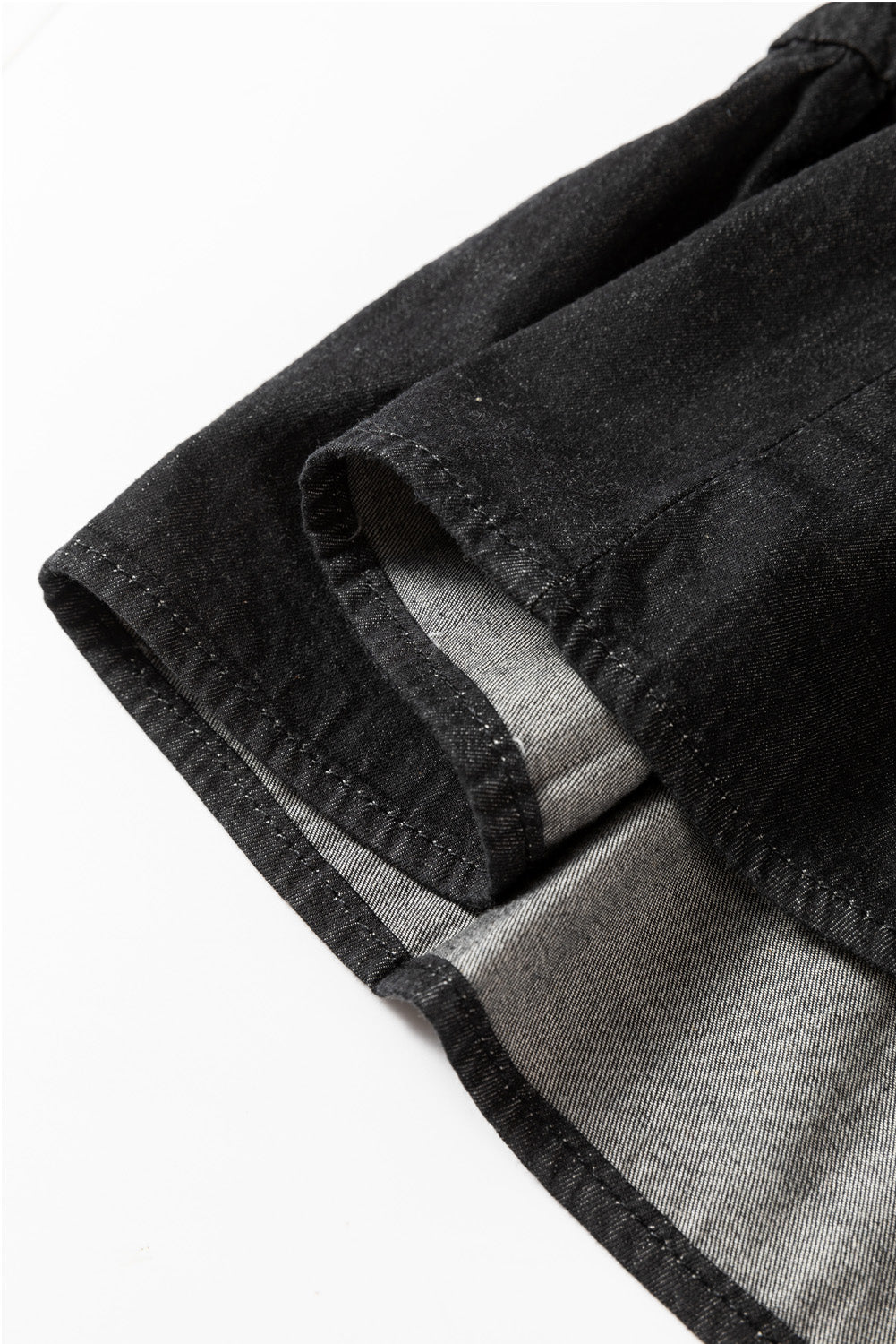Schwarzes Chambray-Minikleid mit Rüschen, 3/4-Ärmeln, Stufen und V-Ausschnitt