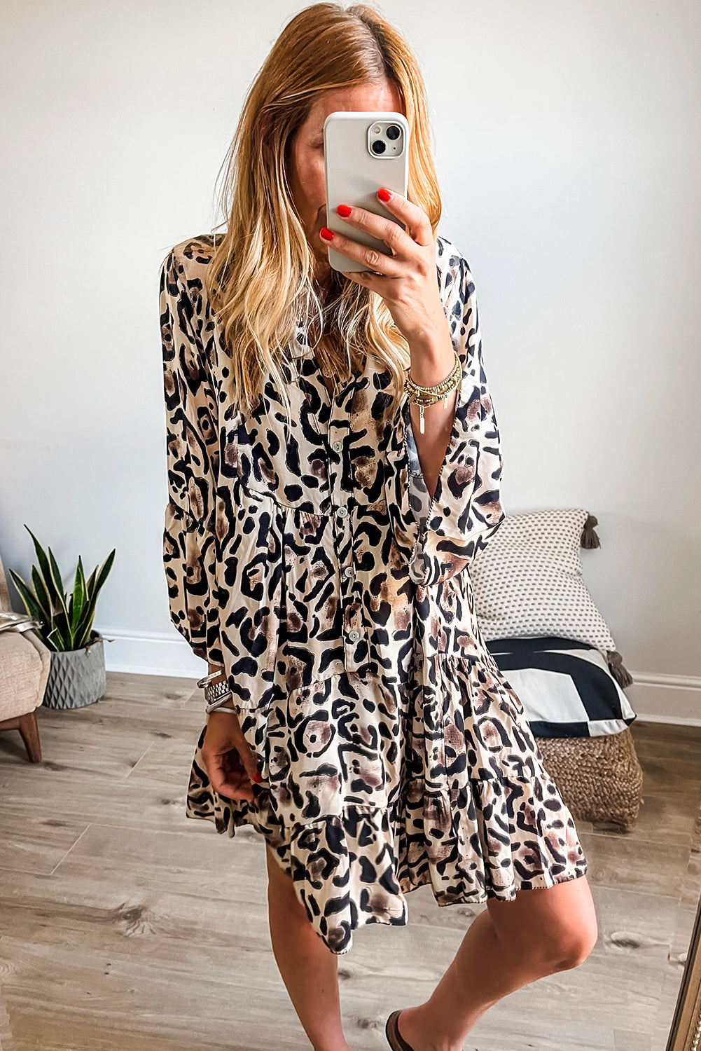 Schwarzes Kleid mit Leopardenmuster, geknöpfter Vorderseite und 3/4-Ärmeln, gestuftem Rüschensaum