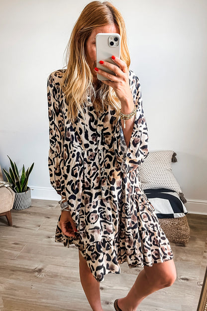 Schwarzes Kleid mit Leopardenmuster, geknöpfter Vorderseite und 3/4-Ärmeln, gestuftem Rüschensaum