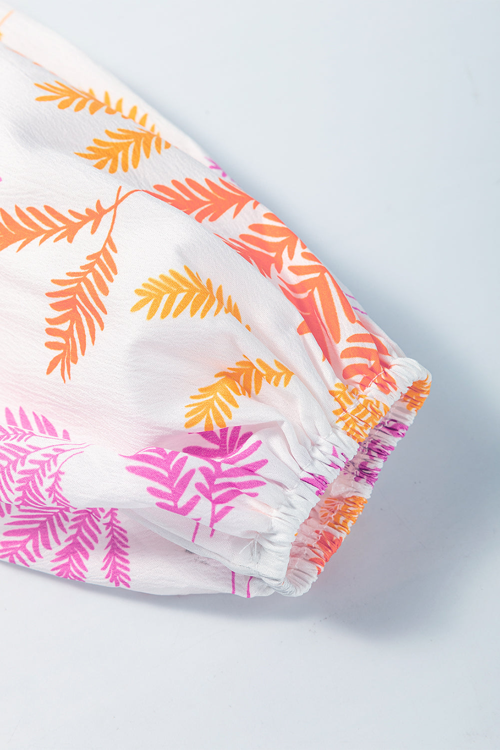 Weißes Top mit Rundhalsausschnitt und Patchwork-Ärmeln im Tropenblatt-Print