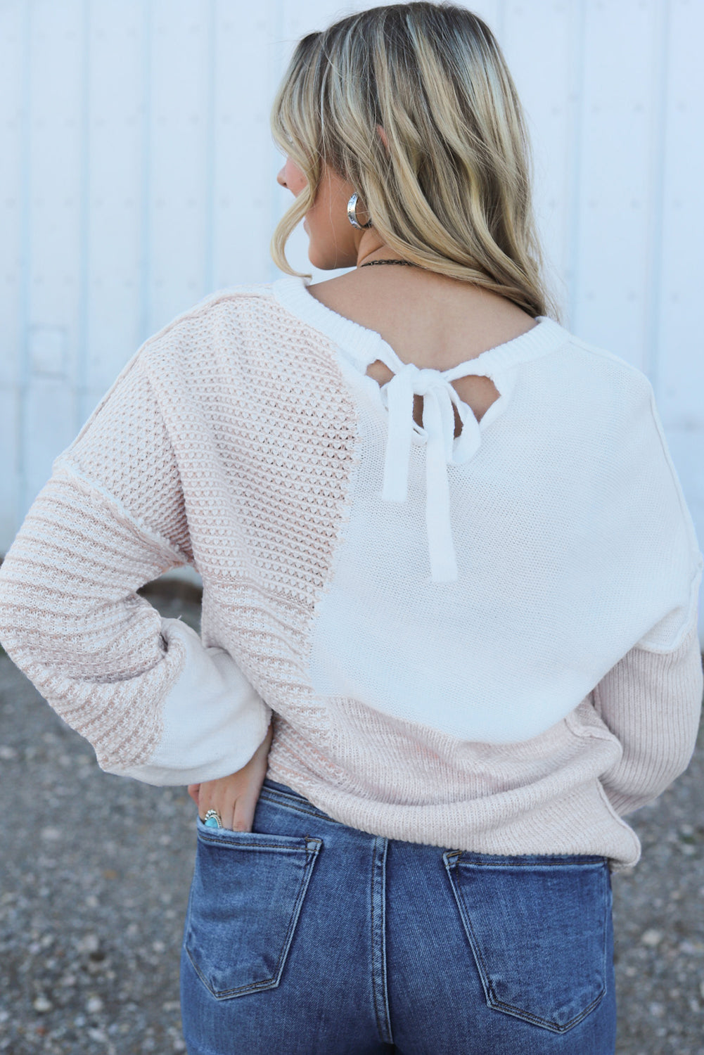 Haferflockenfarbener Strickpullover mit gemischtem Muster und Schlüssellochausschnitt und überschnittener Schulter