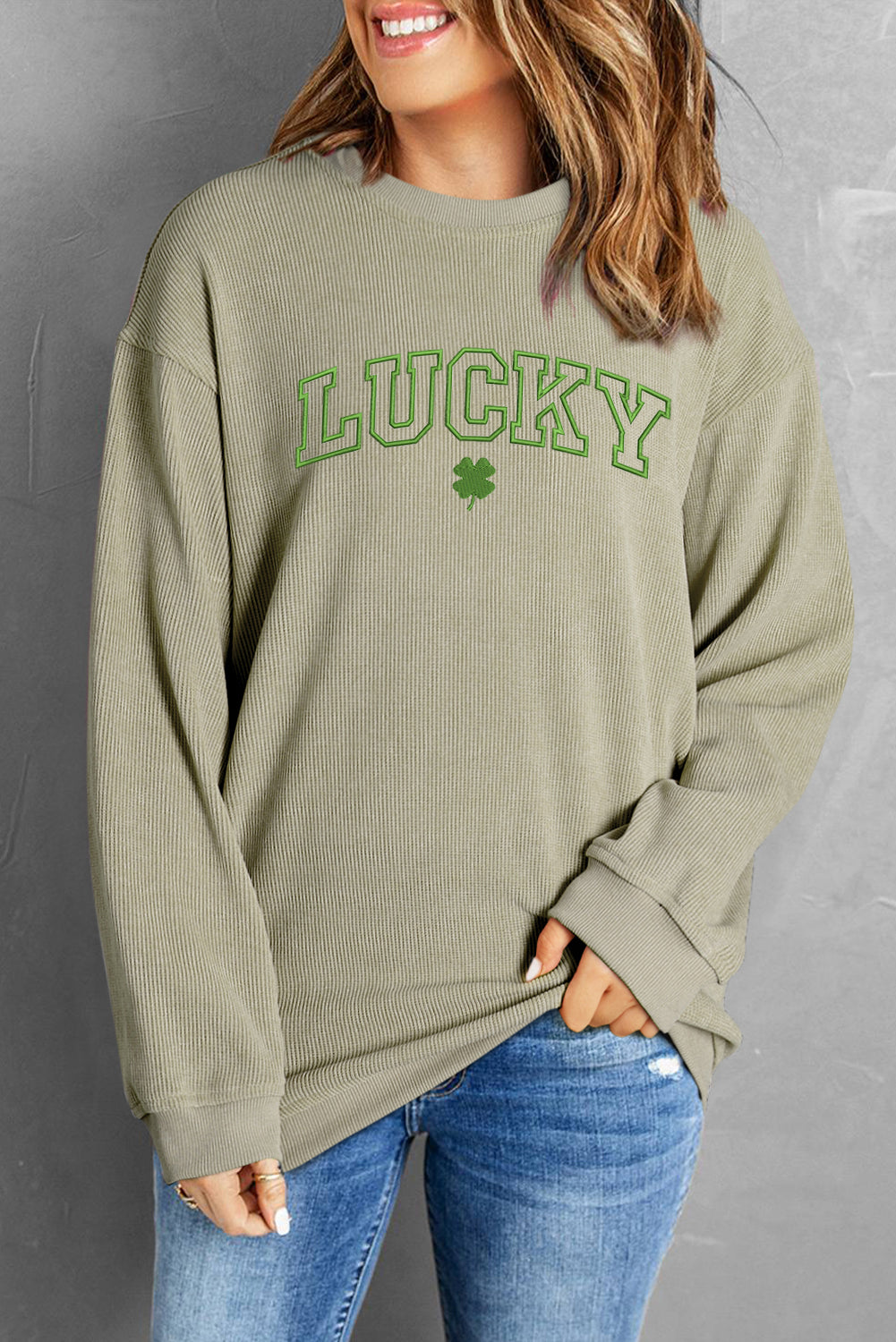 Grünes Sweatshirt mit Rundhalsausschnitt und Stickerei „LUCKY Clover“