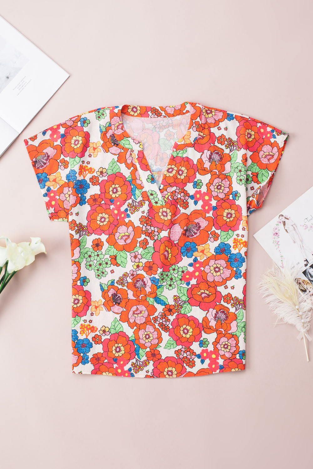 Feurig rotes Top mit Blumenmuster und Schlitz am Ausschnitt