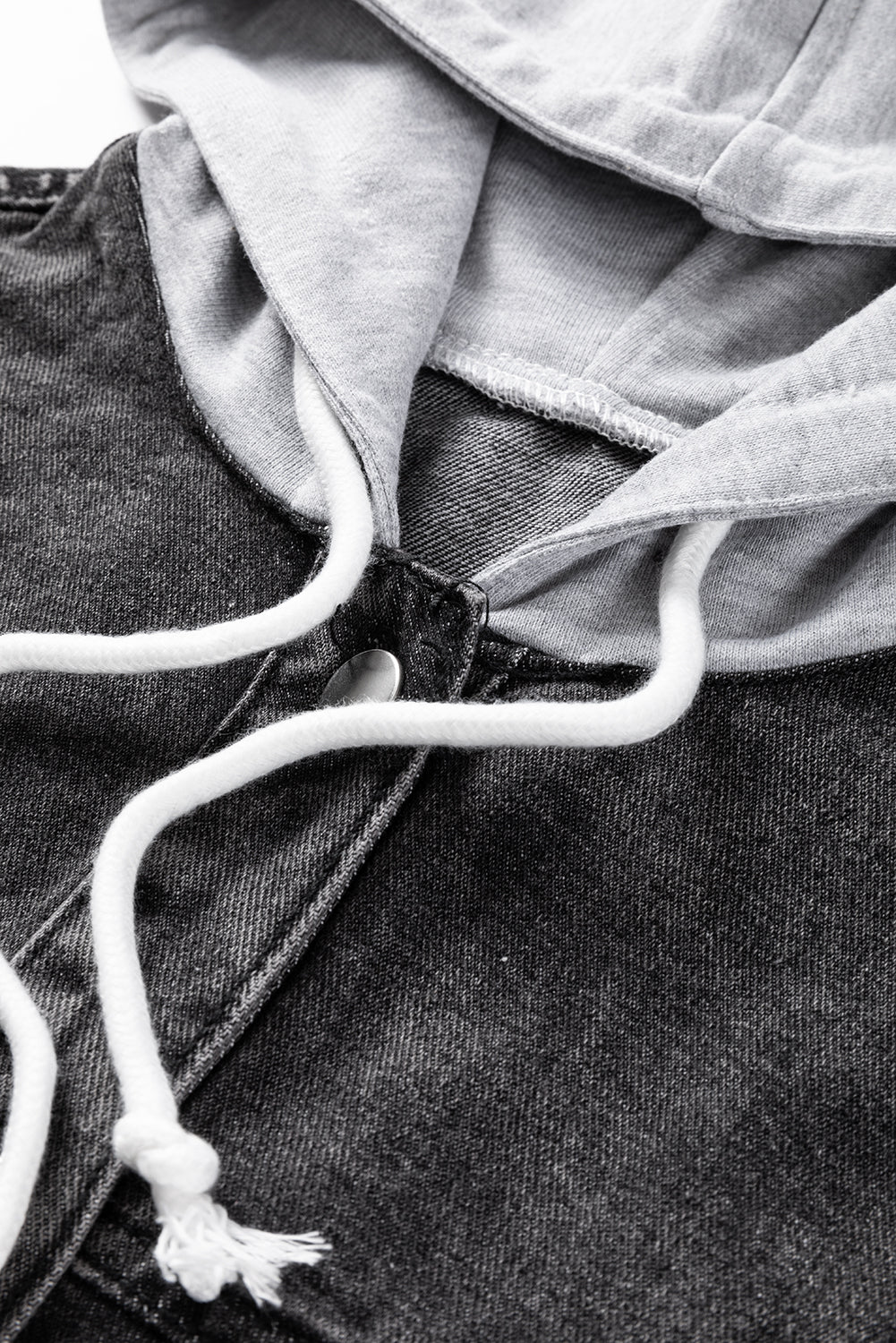 Schwarze Jeansjacke mit Kapuze und ausgefranstem Saum